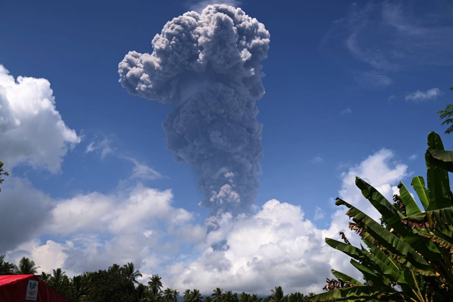 Shpërthen vullkani në Indonezi, ngrihet alarmi i nivelit më të lartë! Banorët në panik, evakuohen shtatë fshatra!