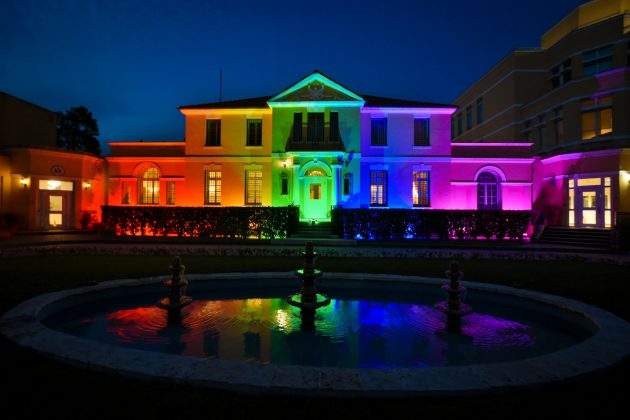 Tiranë, ngjyrat e flamurit LGBTQI+ “veshin” ambasadën amerikane!