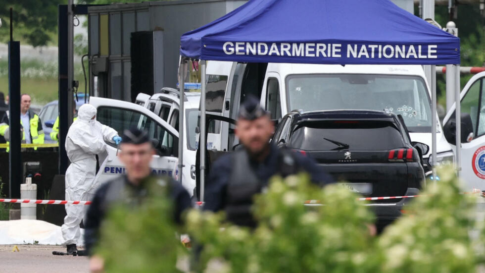 Tmerr në Francë teksa sulmues të maskuar ndalojnë furgonin e burgut, vrasin tre roje për të liruar krye-trafikantin!