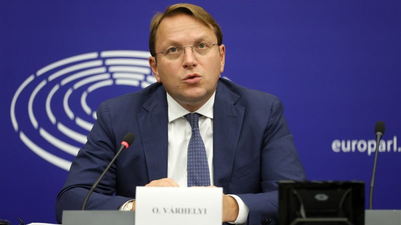 Varhelyi: Serbia të harmonizojë politikën e saj me të BE-së, anëtarësimi i mundshëm brenda pesë vjetëve!