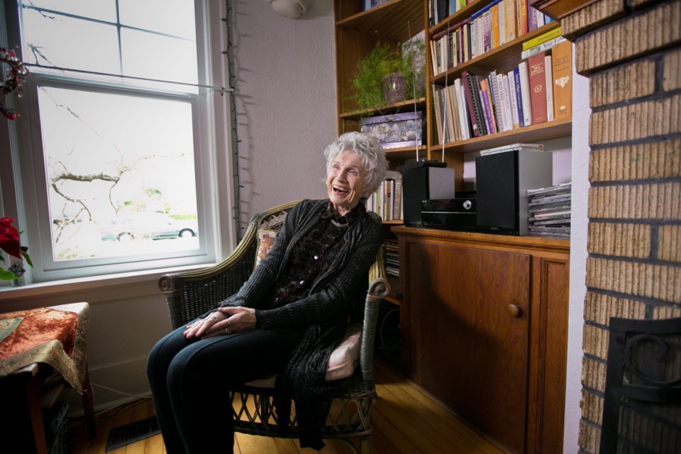 Vdes në moshën 92-vjeçare fituesja e çmimit ‘Nobel’ në Letërsi, Alice Munro!