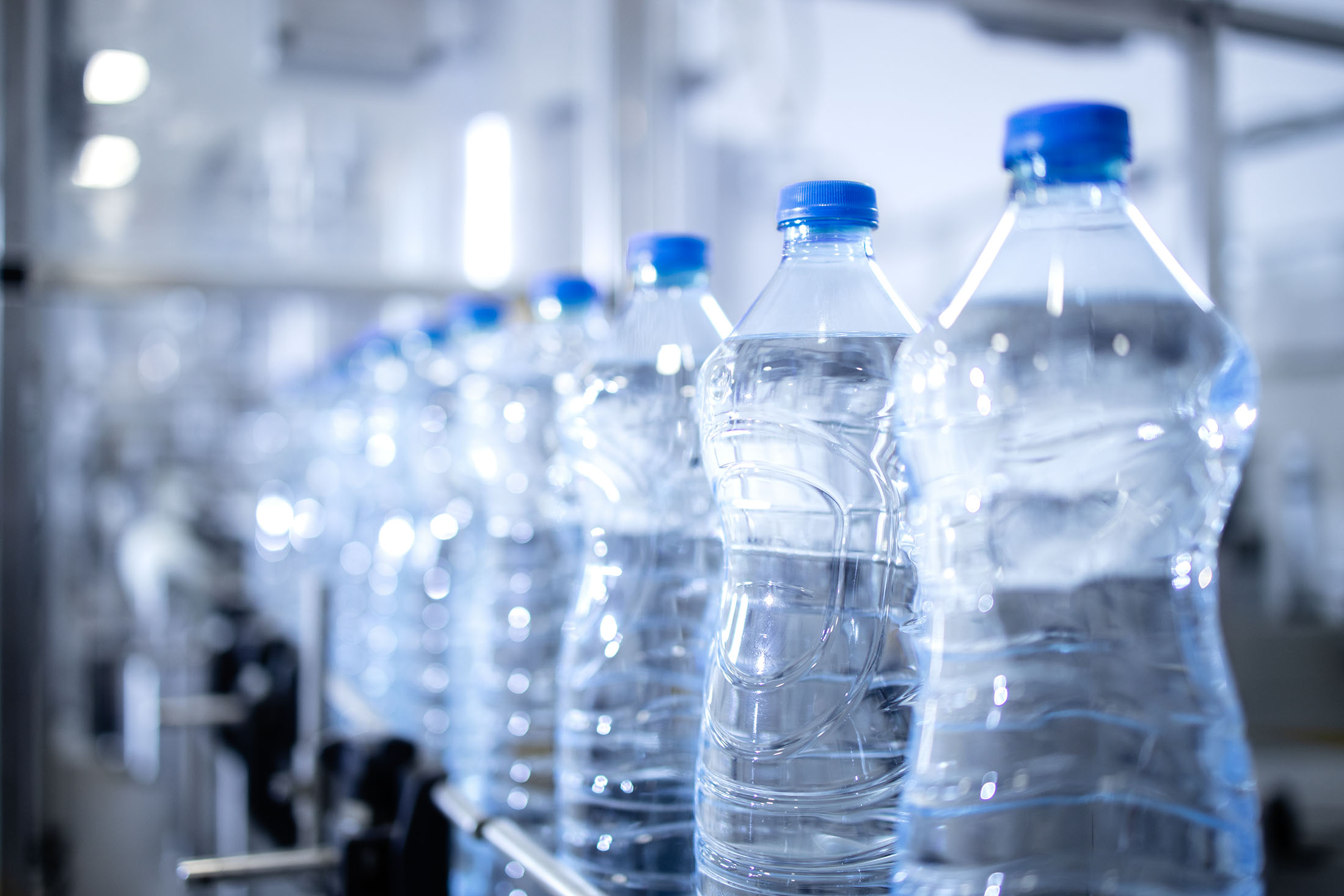 Zbuloni se sa herë duhen rimbushur shishet plastike të ujit!